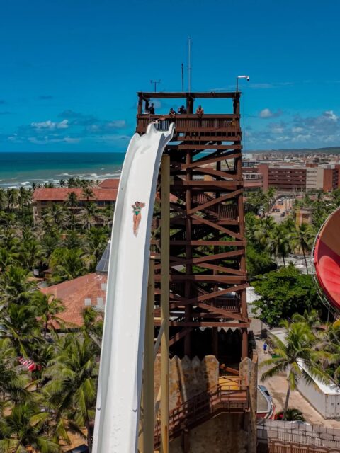 Tá procurando um destino para curtir com as crianças, com praia, tobogãs e muita diversão?
Então o destino certo é Aquiraz, no Ceará. Há apenas 30km da capital Fortaleza, a cidade é a casa do @beachpark, um dos melhores parques-aquáticos do mundo segundo o Tripadvisor Travellers’ Choice.
Solicite uma cotação sem compromisso e #VaiDeFlugi 💙