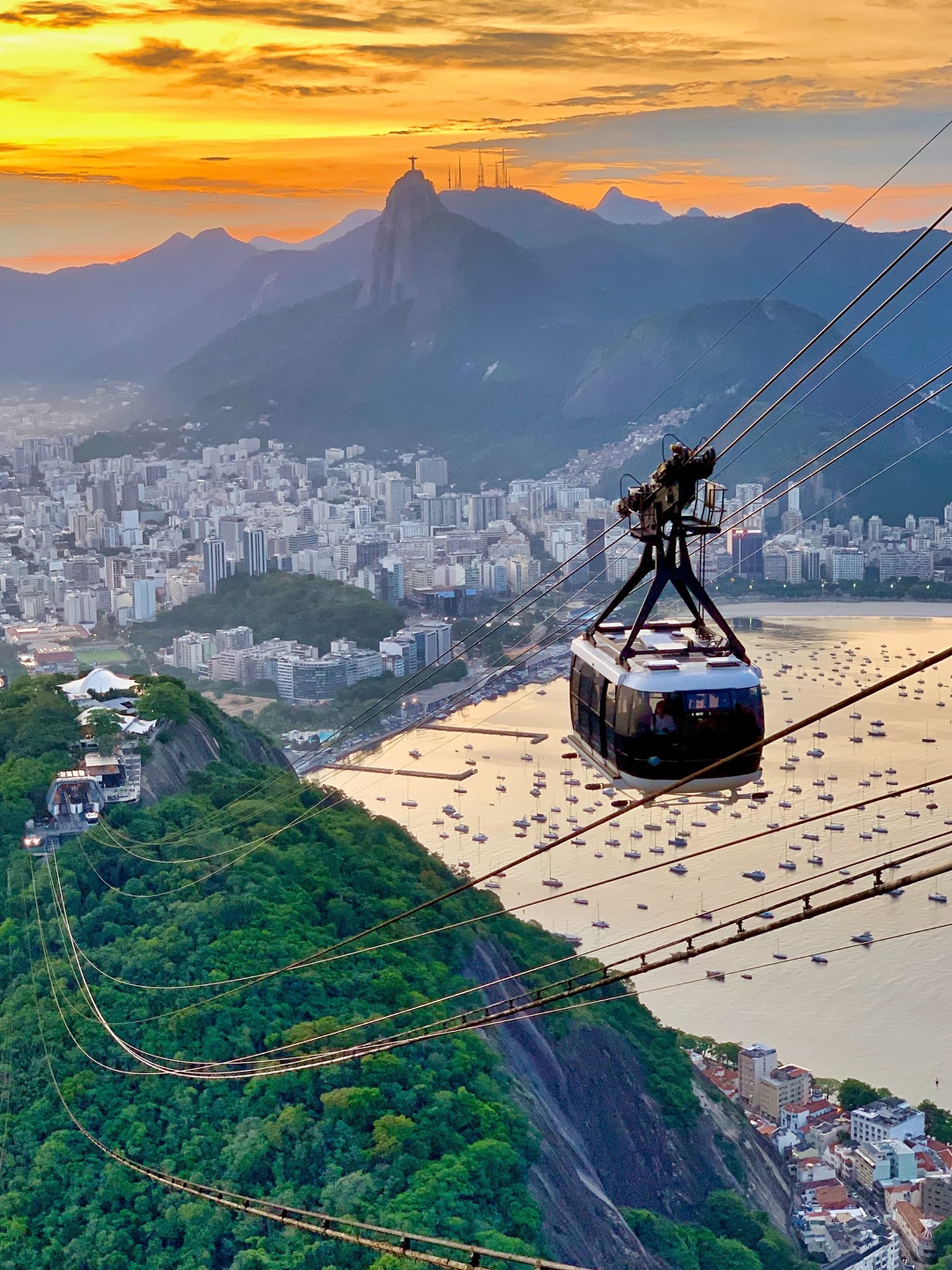 O Pão de Açúcar é um dos principais atrativos da Cidade Maravilhosa. Do alto do Morro da Urca, sob uma visão 360º, é possível contemplar o Corcovado e Cristo Redentor, enseada de Botafogo, a Baía de Guanabara e as praias de Botafogo e Flamengo.
Viva essa experiência! #VaiDeFlugi