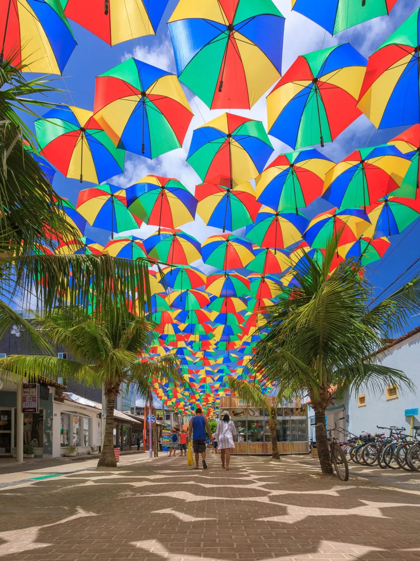 A famosa Rua das Sombrinhas (ou Rua dos Guarda-Chuvas) é um ponto turístico e fotográfico localizado no coração do centro de Porto de Galinhas, no estado de Pernambuco. Destino reconhecido internacionalmente por suas formações de corais, mar morno e dias ensolarados. 🌈
#VaiDeFlugi