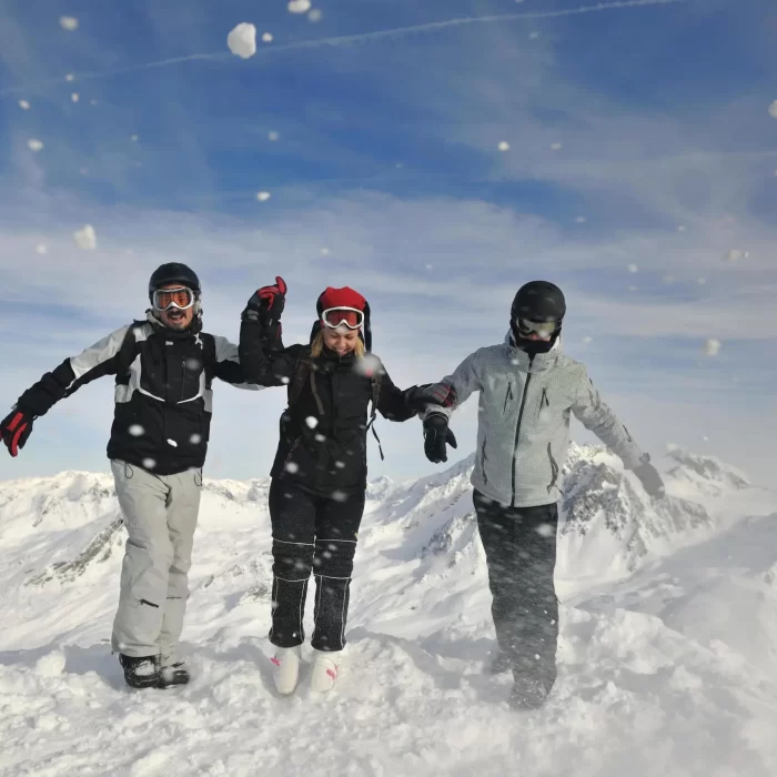11620599-grupo-de-pessoas-na-neve-na-temporada-de-inverno-gratis-foto